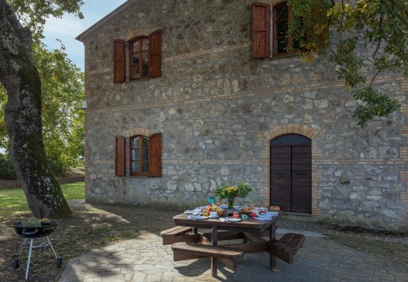 The outdoor living area, equipped with mobile barbecue and wood oven, for dining and relaxing - Casale Le Tre Querce
