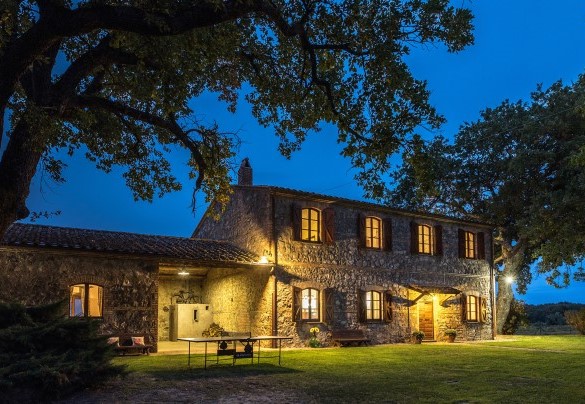 In the evening, the external lights in various strategic spots render the garden even more fascinating - Casale Le Tre Querce 