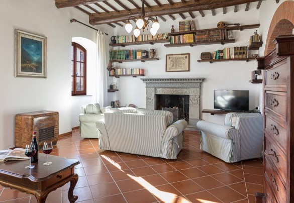  Ground floor sitting room in the main house - Casale Le Tre Querce