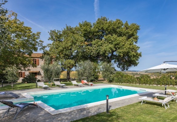 The swimming pool is located on slightly higher terracing with respect to the house which is about 15 metres away - Casale Le Tre Querce  