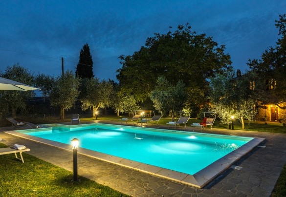 The pool and the stone house seen from the garden - Casale Le Tre Querce