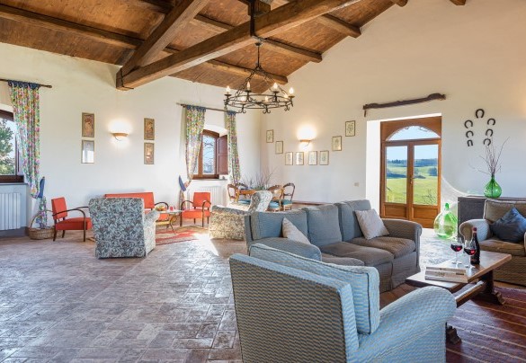 The large comfortable living room in the annex furnished with sofas, armchairs, tables and chairs - Casale Le Tre Querce
