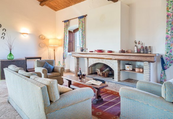 Living room with fireplace in the annex - Casale Le Tre Querce