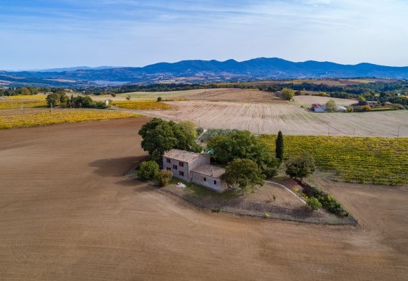 Located in territory straddling the three most beautiful regions of Italy,  Lazio, Tuscany and Umbria - Casale Le Tre Querce
