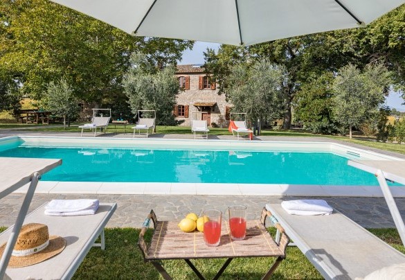 The pool and the sunbath area set up with sunbeds and umbrella - Casale Le Tre Querce