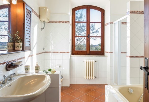 Bathroom with tub and shower on the first floor - Casale Le Tre Querce  