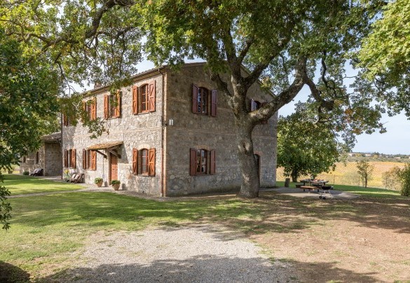 Built entirely in stone, the house was once an old farmhouse - Casale Le Tre Querce