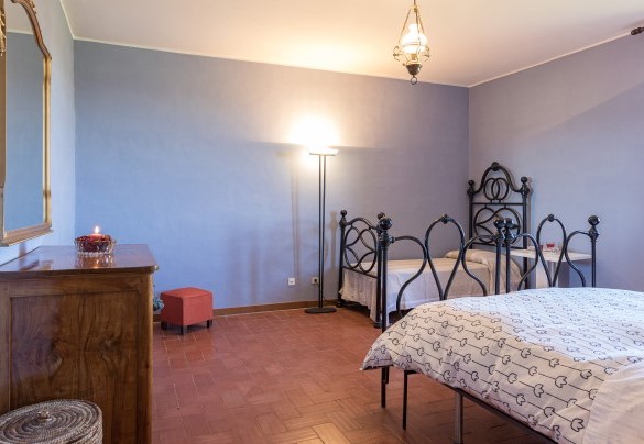 Double bedroom with one extra bed on the first floor - Casale Le Tre Querce 