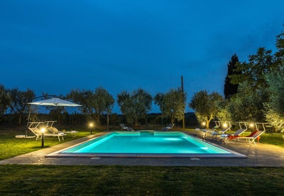 The salt-purified swimming pool has internal lighting - Casale Le Tre Querce     