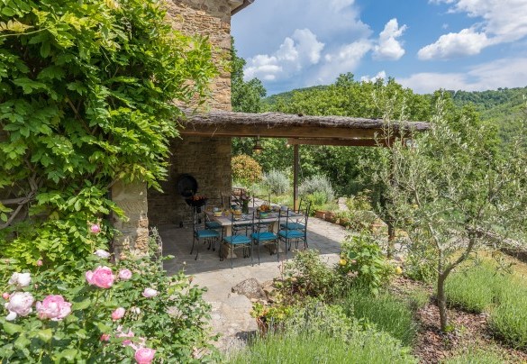 The garden surrounded by wonderful flowers - Casale Mollina   