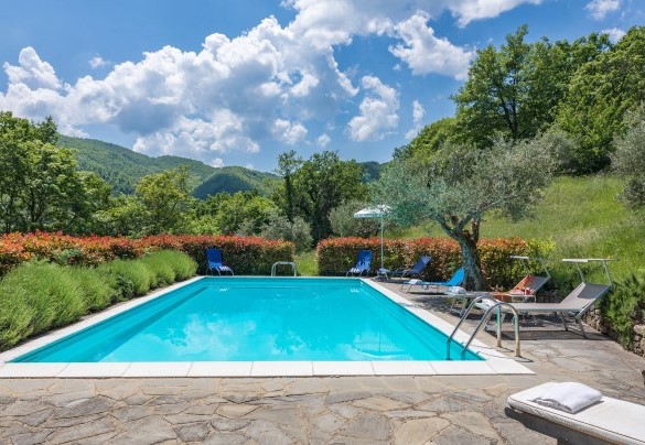 The pool measuring 10 x 5 m with the depth varying from 1.20 to 2.50 m - Casale Mollina   