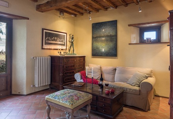 The living room with two exits to the outside through French windows - Casale Mollina