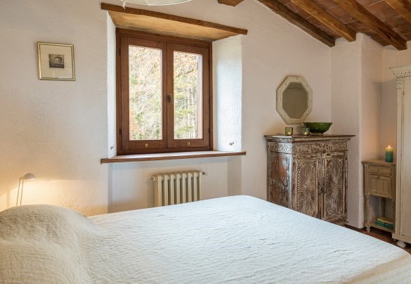 Double bedroom n.2 (with 140 cm wide bed) with bathroom next to - Casale Mollina