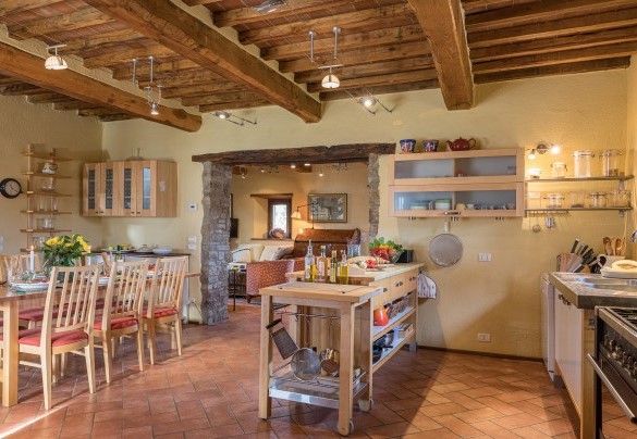 The large open space with dining area, kitchen and living room - Casale Mollina