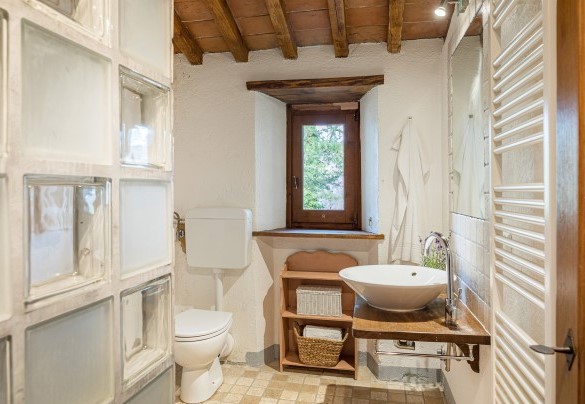 Bathroom n.2 with shower next to bedrooms n. 2 and n. 3 - Casale Mollina