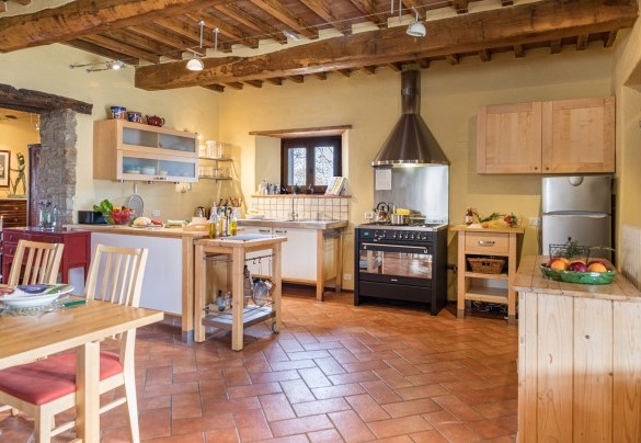  The dining area communicates comfortably with the beautiful kitchen - Casale Mollina