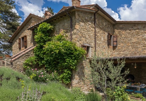 The house with the pergola on one side and the external staircase on the other - Casale Mollina  