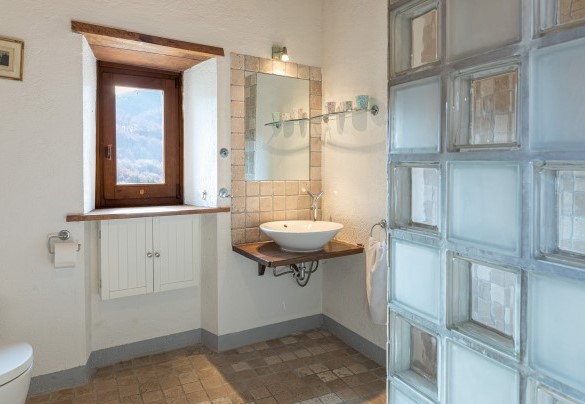 Bathroom n.1 with shower  en-suite with room n. 1 - Casale Mollina