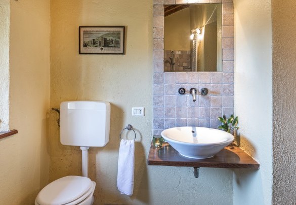Bathroom n.3 with tub and shower on the ground floor - Casale Mollina