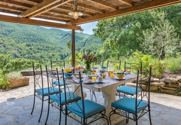 The beautiful table set up for outdoor breakfasts - Casale Mollina 