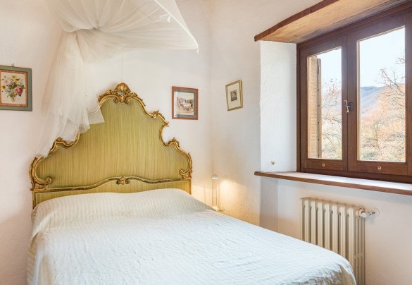 Double bedroom n.2 (with 140 cm wide bed) with bathroom next to - Casale Mollina