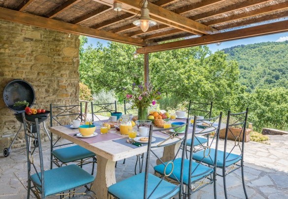 The travertine table with chairs for outdoor dining - Casale Mollina  