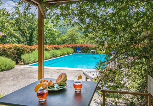 The romantic pergola is perfect for an aperitif - Casale Mollina