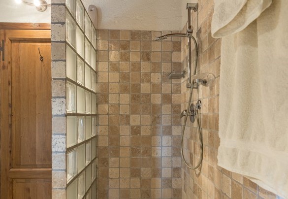 Bathroom n.2 with shower next to bedrooms n. 2 and n. 3 - Casale Mollina