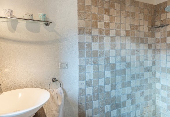 Bathroom n.1 with shower  en-suite with room n. 1 - Casale Mollina