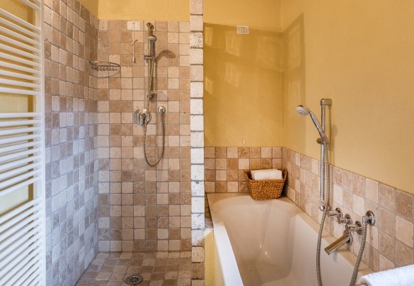Bathroom n.3 with tub and shower on the ground floor - Casale Mollina