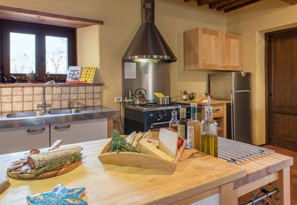  The kitchen communicates with the laundry and the bathroom n. 3 - Casale Mollina