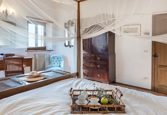 Double bedroom n.1 (with 150 cm wide bed) with bathroom en-suite - Casale Mollina