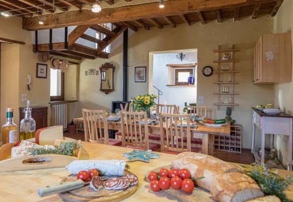  The spacious kitchen and dining area - Casale Mollina