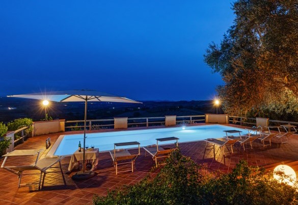 The pool in the glow of the sunset - Casale Ombrone