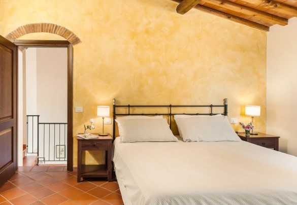 Double bedroom n.3 on the first floor with en suite bathroom - Casale Ombrone