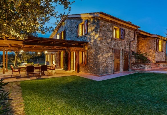 The lawn surrounding the house - Casale Ombrone