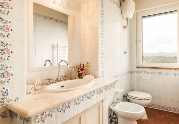Bathroom with shower n.4 en suite to bedroom n.4 - Casale Ombrone