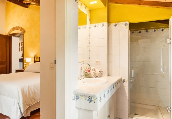 Bathroom with shower n.3 en suite to bedroom n.3 - Casale Ombrone