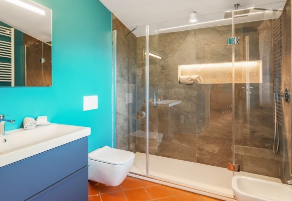 Bathroom with shower n.6 en suite to bedroom n.6 - Casale Ombrone