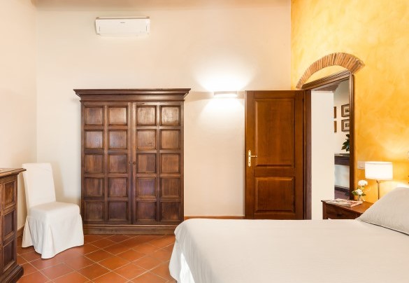 Double bedroom n.3 on the first floor with en suite bathroom - Casale Ombrone