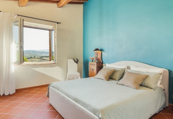 Double bedroom n.6 on the first floor with en suite bathroom - Casale Ombrone