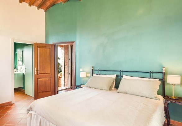 Double bedroom n.2 on the first floor with en suite bathroom - Casale Ombrone