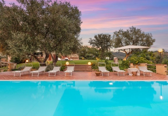 The pool, lined in PVC, has salt purification - Casale Ombrone