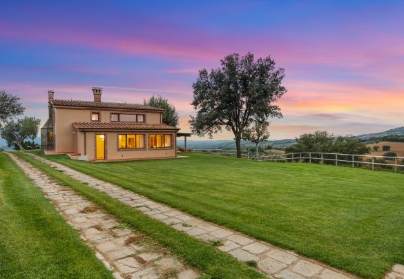 The villa in the glow of the sunset - Casale Ombrone