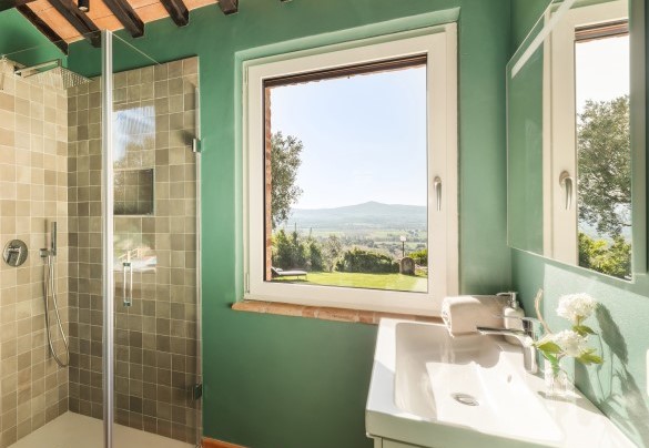 Bathroom with shower n.2 en suite to bedroom n.2 - Casale Ombrone