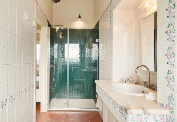 Bathroom with shower n.4 en suite to bedroom n.4 - Casale Ombrone
