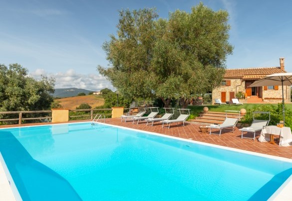 The terracotta pool terrace, furnished with sunbeds, sun umbrella and cold shower - Casale Ombrone