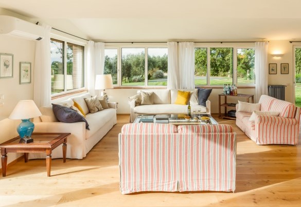 The bright living room with direct exit to the garden - Casale Ombrone