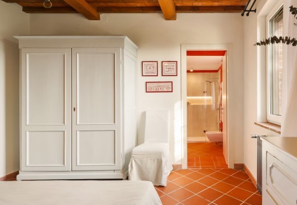 Double bedroom n.1 on the ground floor with en suite bathroom - Casale Ombrone