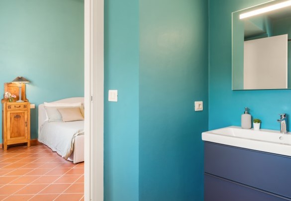 Bathroom with shower n.6 en suite to bedroom n.6 - Casale Ombrone
